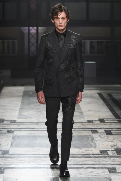 Look 15